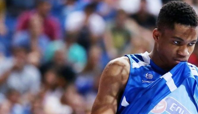 Όταν ο Αντετοκούνμπο πουλούσε CD's στους δρόμους