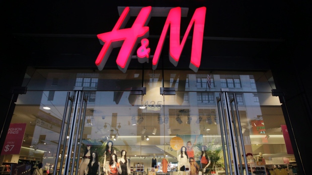 Η H&M ετοιμάζει πελώριες εκπτώσεις λόγω απούλητων ρούχων αξίας 4,3 δισεκατομμυρίων δολαρίων