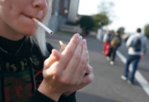 Πρόστιμο στους διευθυντές σχολείων αν καπνίζουν μαθητές ή καθηγητές στο προαύλιο