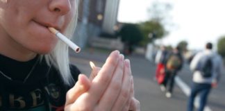 Πρόστιμο στους διευθυντές σχολείων αν καπνίζουν μαθητές ή καθηγητές στο προαύλιο