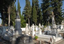Καταγγελία για τα κοιμητήρια Νέας Μάκρης & Μαραθώνα