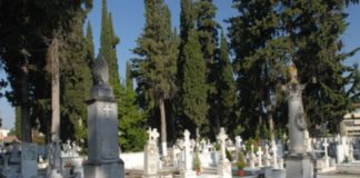 Καταγγελία για τα κοιμητήρια Νέας Μάκρης & Μαραθώνα