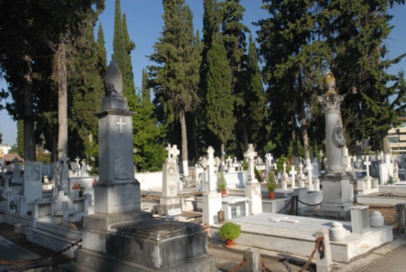 Καταγγελία για τα κοιμητήρια Νέας Μάκρης & Μαραθώνα