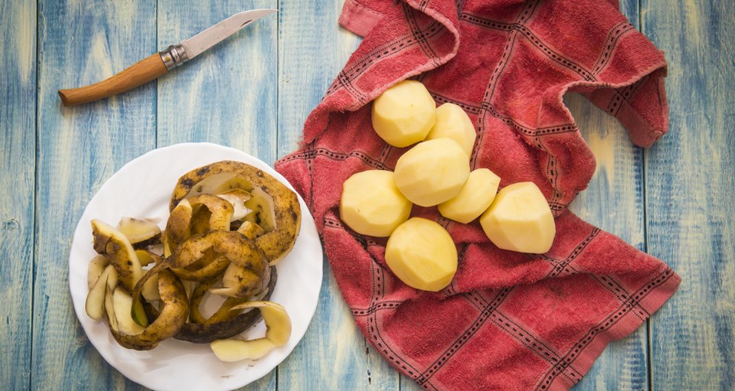 Έτσι θα ξεφλουδίσετε τις πατάτες γρήγορα & εύκολα