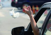 Πρόστιμο σε όποιον πετάει κάτω σκουπίδια