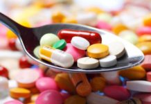 Επιστήμονες στις ΗΠΑ ανακοίνωσαν ότι ανέπτυξαν μια νέα μέθοδο που επιτρέπει τη χορήγηση ινσουλίνης από το στόμα, ανοίγοντας έτσι το δρόμο για τη μελλοντική δημιουργία χαπιών ινσουλίνης, τα οποία θα αντικαταστήσουν τις καθημερινές ενέσεις για τον έλεγχο του σακχάρου (γλυκόζης) στους ανθρώπους με διαβήτη τύπου 1. Ένα χάπι ινσουλίνης θα βελτίωνε την ποιότητα ζωής των περίπου 40 εκατομμυρίων ασθενών με διαβήτη τύπου 1 παγκοσμίως, οι οποίοι σήμερα αναγκάζονται να κάνουν μία ή δύο ενέσεις κάθε μέρα για να λάβουν την αναγκαία ινσουλίνη που το σώμα τους δεν μπορεί να παράγει ή εναλλακτικά, χρησιμοποιούν αυτόματη αντλία ινσουλίνης. Η στοματική χορήγηση της ινσουλίνης έχει έως τώρα αποδειχθεί πολύ δύσκολη, επειδή δεν αντιδρά καλά όταν έρχεται σε επαφή με το όξινο περιβάλλον του στομαχιού, ενώ δεν απορροφάται καλά από το έντερο. Οι ερευνητές της Σχολής Μηχανικής και Εφαρμοσμένων Επιστημών του Πανεπιστημίου Χάρβαρντ, με επικεφαλής τον καθηγητή εμβιομηχανικής Σαμίρ Μιτραγκότρι, που έκαναν τη σχετική δημοσίευση στο περιοδικό της Εθνικής Ακαδημίας Επιστημών των ΗΠΑ (PNAS), βρήκαν ένα τρόπο να μεταφέρουν την ινσουλίνη μέσα σε ένα υγρό που τοποθετείται σε κάψουλα από πολυμερές υλικό, ανθεκτικό στα γαστρικά οξέα. Η κάψουλα διαλύεται και απελευθερώνει την ινσουλίνη, όταν πια φθάνει στο λεπτό έντερο, όπου το περιβάλλον είναι πιο αλκαλικό και λιγότερο όξινο από το στομάχι. Είναι βιοσυμβατή, εύκολα παραγόμενη και μπορεί να αποθηκευθεί σε θερμοκρασία δωματίου για χρονικό διάστημα έως δύο μηνών, χωρίς το περιεχόμενό της να αποσυντίθεται. Προς το παρόν, η κάψουλα έχει δοκιμασθεί επιτυχώς σε πειραματόζωα. Θα ακολουθήσουν περισσότερες δοκιμές σε ζώα για να διασφαλισθεί η έλλειψη τοξικότητας και η αποτελεσματικότητα της θεραπείας. Αν όλα πάνε καλά, θα ακολουθήσουν δοκιμές σε ανθρώπους. Σε κάθε περίπτωση, θα χρειασθούν αρκετά χρόνια, εωσότου υπάρξει ένα χάπι ινσουλίνης που θα κυκλοφορεί στην αγορά.