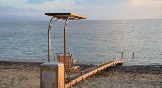 Δεκάδες δήμοι θα τοποθετήσουν μηχανισμούς σε παραλίες για ΑμΕΑ και εμποδιζόμενα άτομα