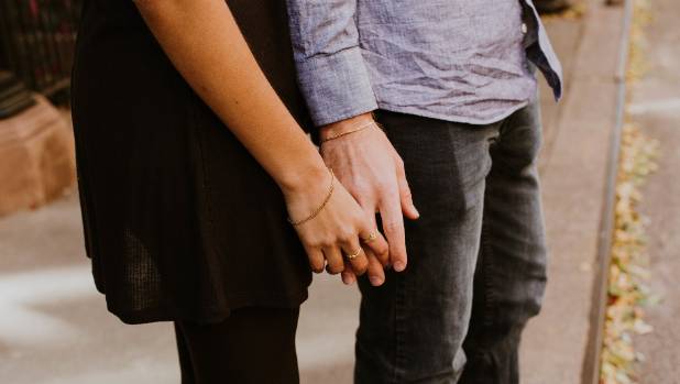 8+2 σημάδια ότι ο σύντροφός σου σε κερατώνει σύμφωνα με απίστους