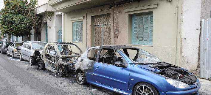 Έκαψαν αυτοκίνητα σε Παλλήνη και Ηλιούπολη