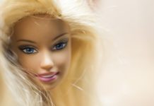 Κι όμως η Barbie έχει επώνυμο!
