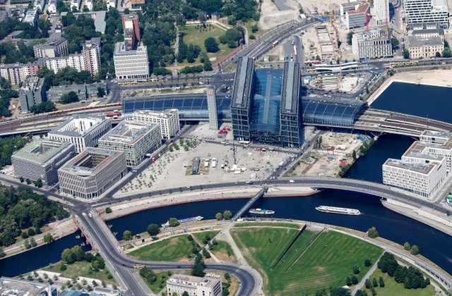 Εκκενώνεται το κέντρο του Βερολίνου λόγω βόμβας