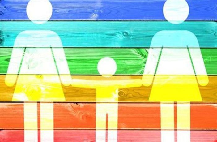 Δυνατότητα αναδοχής παιδιών σε ομόφυλα ζευγάρια 