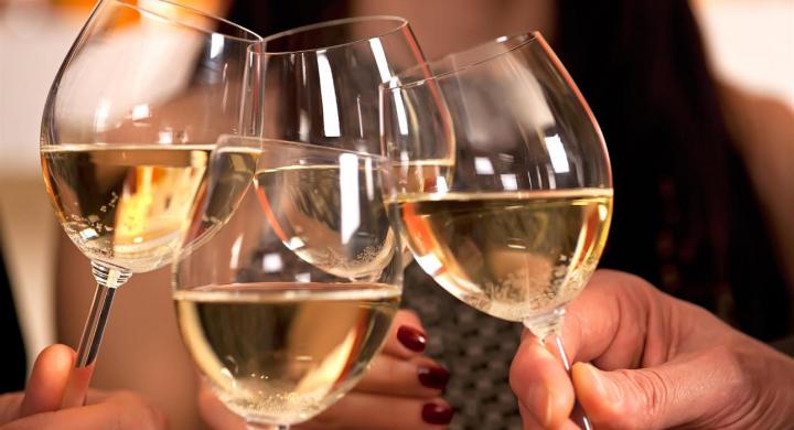 ΣΟΚ: Πόσους μήνες ζωής κόβει ένα ποτήρι κρασί;