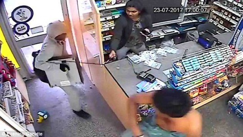 Απίστευτο! Έδιωξαν ληστές από παντοπωλείο με... τσίλι!
