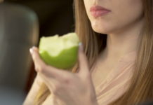 Απίστευτο: Έδωσαν πρόστιμο 500 δολ. για ένα μήλο που της προσέφεραν στο αεροπλάνο