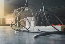 Το κόλπο για να κρύψετε τα πολλά καλώδια από το γραφείο