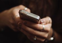 Τέλος στα ενοχλητικά μηνύματα σε τηλέφωνο και Facebook - Τι λέει ο νέος νόμος