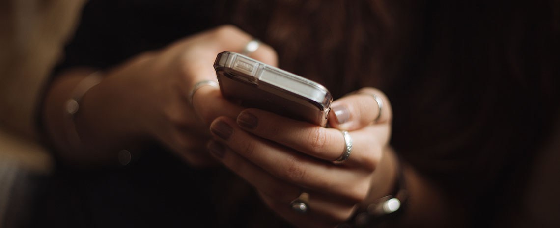 Τέλος στα ενοχλητικά μηνύματα σε τηλέφωνο και Facebook - Τι λέει ο νέος νόμος