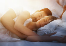 Το Νο1 πράγμα που μπορείτε να κάνετε για καλύτερο ύπνο, σύμφωνα με ειδικούς