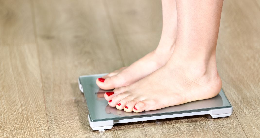 Το λάθος που κάνουμε με τη ζυγαριά & δείχνει διαφορετικά κιλά