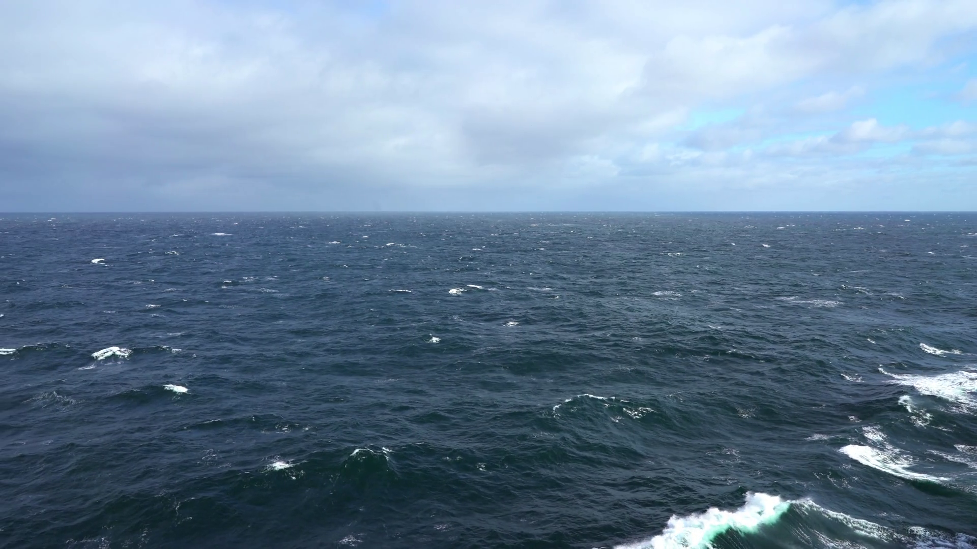 Καιρός: Ζέστη αλλά με αέρα σήμερα