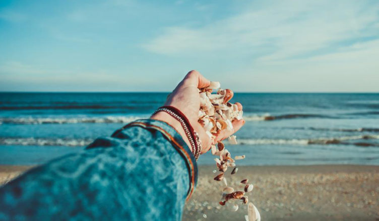 Κατάθλιψη καλοκαιριού: Γιατί συμβαίνει & πώς την ξεπερνάς