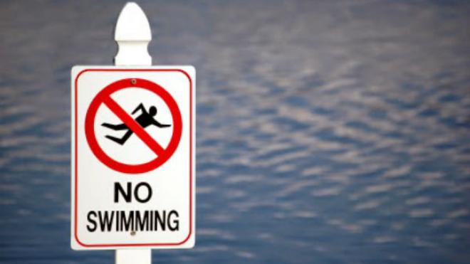 Σε αυτές τις παραλίες της Αττικής απαγορεύεται το κολύμπι
