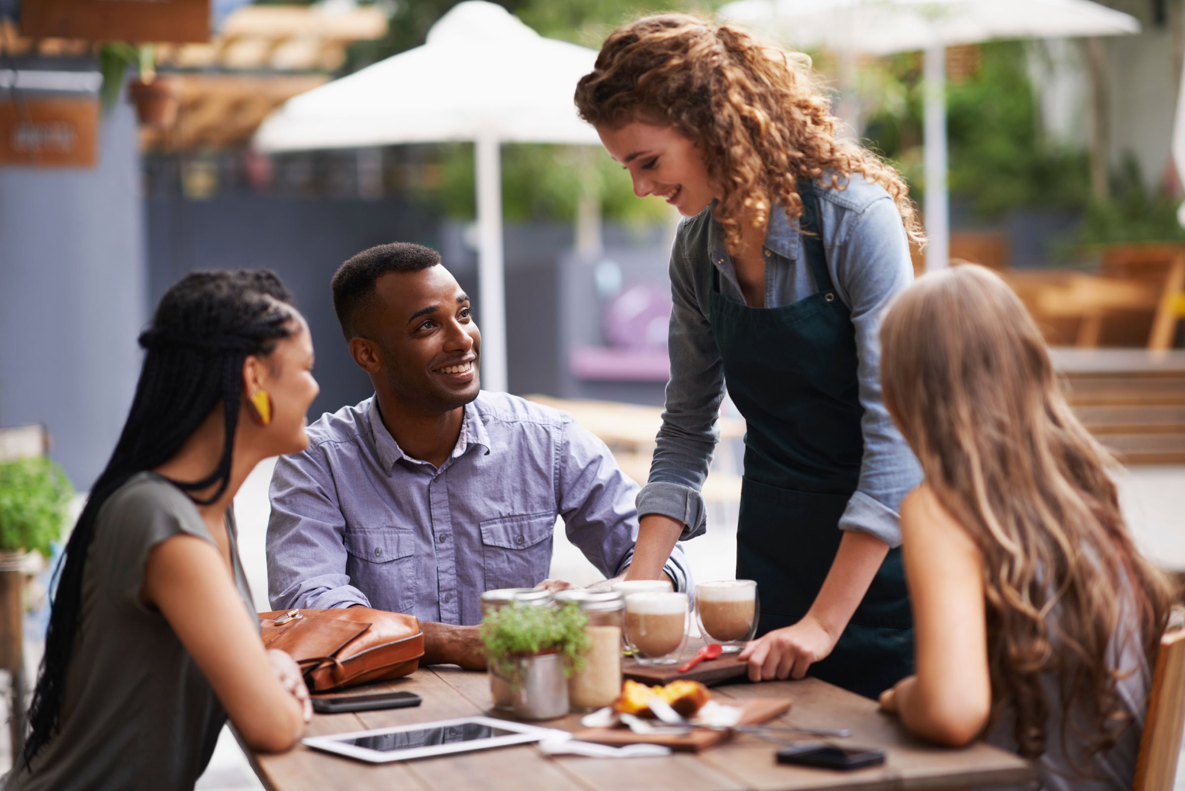 Μην εμπιστεύεσαι ανθρώπους που είναι αγενείς σε σερβιτόρο