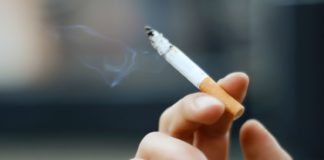 1 στους 3 Έλληνες καπνίζει καθημερινά