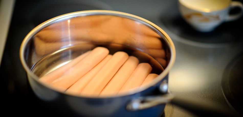 Πουλάνε βραστό νερό από λουκάνικα - Το μήνυμα που θέλουν να περάσουν