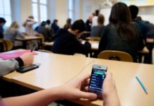 Απαγορεύτηκαν τα κινητά στο σχολείο - Η απόφαση του υπουργείου Παιδείας