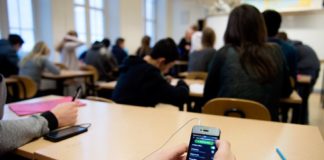 Απαγορεύτηκαν τα κινητά στο σχολείο - Η απόφαση του υπουργείου Παιδείας
