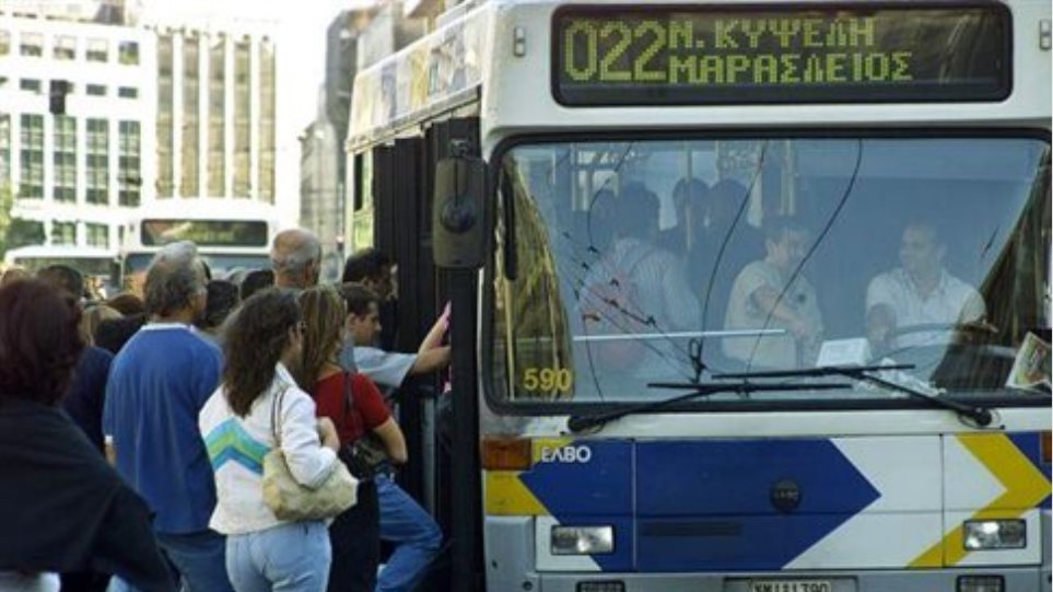 Είσοδος μόνο από την μπροστά πόρτα σε λεωφορεία & τρόλεϊ