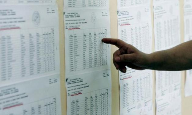 Πανελλήνιες: Πτώση των βάσεων «δείχνουν» οι βαθμολογίες
