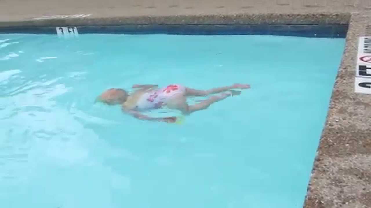 Πόσο εύκολα μπορεί να πνιγεί ένα μωρό σε πισίνα; - Το βίντεο που έγινε viral