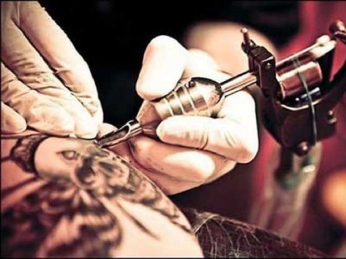 Προσοχή: Τι μπορείς να πάθεις από τατουάζ αν έχεις χαμηλό ανοσοποιητικό