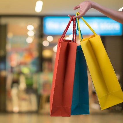 Η ΕΣΕΕ διανέμει 50.000 οικολογικές τσάντες για τις εκπτώσεις
