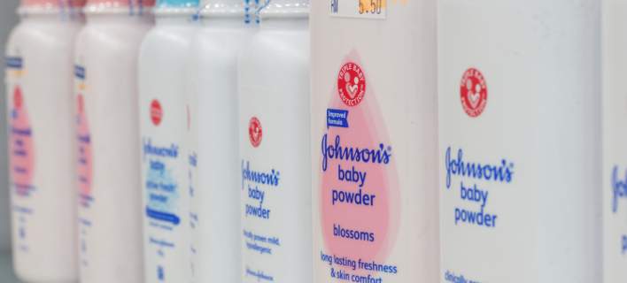 Jοhnson & Johnson: Αποζημίωση σε 22 γυναίκες για ταλκ που τους προκάλεσε καρκίνο
