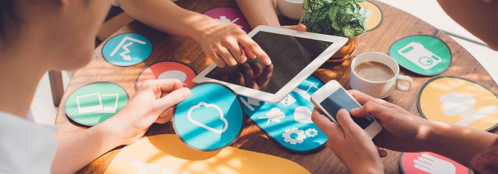 Social Media: Εθισμένοι οι Έλληνες - Σχεδόν το 50% είναι ενεργό