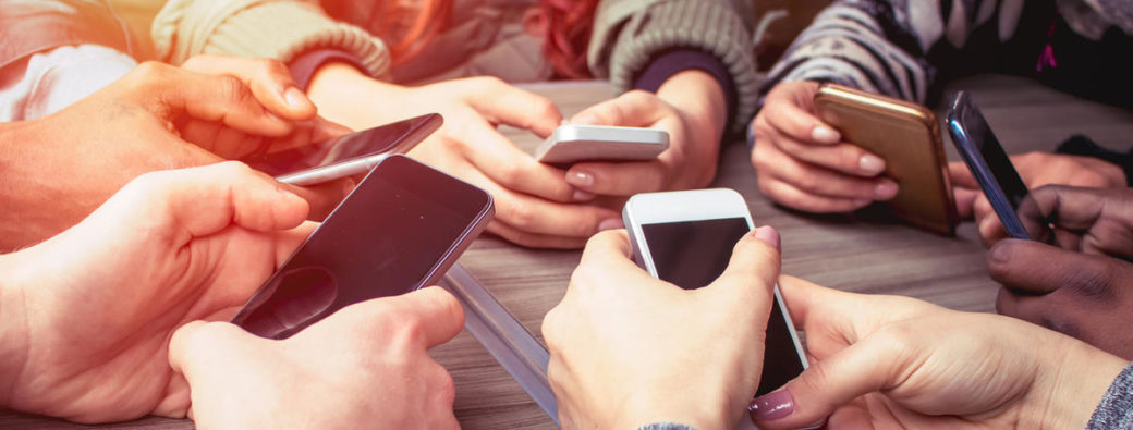 Social Media: Εθισμένοι οι Έλληνες - Σχεδόν το 50% είναι ενεργό