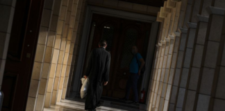 Μονή Πετράκη: «Είναι ψυχικά ασθενής ο ιερέας» – Το παρελθόν του και η κοκαΐνη κάτω από το ράσο