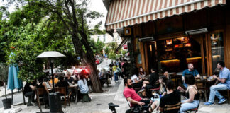 Συνεδριάζουν οι λοιμωξιολόγοι: Τι θα αλλάξει σε μουσική, εστίαση, γάμους και απαγόρευση κυκλοφορίας