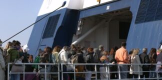 Όπου φύγει, φύγει – «Βουλιάζουν» τα λιμάνια Πειραιά και Ραφήνας