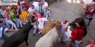 Απίστευτες σκηνές στην Παμπλόνα – Τρεις τραυματίες στις αμφιλεγόμενες ταυροδρομίες (pics & vid)