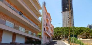 Έχτισε το πιο λεπτό σπίτι στον κόσμο για να κρύψει τη θέα από τον μισητό αδελφό του (pics)