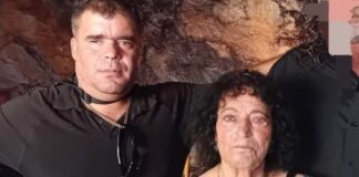 Ήρθε η ώρα: Η 82χρονη Παρασκιώ και ο 41χρονος Κωστής ανεβαίνουν τα σκαλιά της εκκλησίας