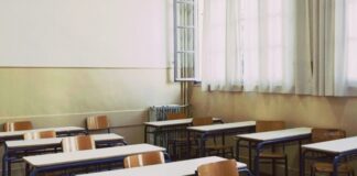 Το Υπουργείο Παιδείας εν μέσω καλοκαιριού και με κλειστά τα σχολεία, με νέα εγκύκλιο του Γ.Γ. προχωρά σε συγχωνεύσεις τμημάτων συνεχίζοντας την αντιεκπαιδευτική πολιτική των περικοπών προσπαθώντας, παράλληλα, να αιφνιδιάσει την εκπαιδευτική κοινότητα. Αποτέλεσμα, η ανάκληση αποφάσεων κατάτμησης τμημάτων σε όλη τη χώρα, στα οποία φοιτούν μαθητές/τριες με διαγνωσμένες αναπηρίες ή και ειδικές εκπαιδευτικές ανάγκες και ειδικές μαθησιακές δυσκολίες για το διδακτικό έτος 2024- 2025. Στην Περιφερειακή Διεύθυνση Αττικής παρατηρούνται ανακλήσεις αποφάσεων δημιουργίας τμημάτων και δεκάδες απορριπτικές αποφάσεις σε νέες προτάσεις (Πειραιάς, Ανατολική Αττική, Γ΄ Αθήνας, Α΄ Αθήνας ). Σε σχολεία δηλαδή που το σύνολο των μαθητών ανά τμήμα αγγίζει το 27, 28 και 29 διατηρούν ένα τμήμα (!), αντί να διχοτομήσουν (2 τμήματα) και ακολούθως προβαίνουν σε εντολές για μετακίνηση μαθητών που ήδη φοιτούν στο σχολείο όταν ο αριθμός υπερβαίνει το 25! Μαθητές που μέχρι χθες πήγαιναν σε ένα σχολείο με τους συμμαθητές τους θα τους αναγκάσουν να αλλάξουν εκπαιδευτικό περιβάλλον για λόγους αδιανόητους παιδαγωγικά. Ήδη στο Δημοτικό της Αγίας Μαρίνας έγινε συγχώνευση τμημάτων με αποτέλεσμα κάποιοι μαθητές της Ε τάξης να αναγκαστούν να μετακινηθούν σε άλλα σχολεία ενώ οι υπόλοιποι θα στοιβαχτούν σε τμήματα των 25 μαθητών! Στην εγκύκλιο, επίσης, του Γ.Γ. του Υ.ΠΑΙ.Θ.Α δεν προβλέπεται η μείωση του αριθμού των μαθητών στα τμήματα που υπάρχει Παράλληλη Στήριξη, και επιπλέον, προκρίνεται η μετακίνηση των μαθητών της Α’ τάξης σε όμορα σχολεία, όταν ο αριθμός των μαθητών της τάξης είναι μικρότερος από 30 (δηλαδή λιγότερο από 15 σε κάθε τμήμα), προκειμένου να μην προχωρήσει η κατάτμηση τμημάτων. Αυτή η εξέλιξη είναι απαράδεκτη και εξοργιστική, καθώς καθιερώνονται πολυπληθή τμήματα, σε περιπτώσεις όπου υπάρχει πληθώρα γνωματεύσεων Παράλληλης Στήριξης και παρακολούθησης σε Τμήματα Ένταξης ,αφού με αυτόν τον τρόπο είναι αδύνατη η ισότιμη εκπαίδευση όλων των μαθητών/τριών ανάλογα με τις ανάγκες τους Επιπλέον, καταπατάται το δικαίωμα των μαθητών να πηγαίνουν στο σχολείο της γειτονιάς τους, προσθέτοντας κι άλλες δυσκολίες στην ένταξή τους στο σχολικό περιβάλλον και στις οικογένειές τους για την μετακίνησή τους. Αυτή είναι η «αναβάθμιση» της εκπαίδευσης που νομοθετούν, με συγχωνεύσεις και κατάργηση τμημάτων, στοιβάζοντας τους/τις μαθητές/τριες σε μεγάλα τμήματα. Αντί το 2024 να συζητάμε πώς οι μαθητές/τριες και ιδιαίτερα αυτοί/ές με Ειδικές Εκπαιδευτικές Ανάγκες θα έχουν ακόμη περισσότερες δυνατότητες εξέλιξης μέσα από την αντίστοιχη αναγκαία εκπαιδευτική παρέμβαση, το Υπουργείο απαντάει ότι αυτή η ανάγκη είναι κόστος που πρέπει να κοπεί. Αντί να συζητάμε για αποφασιστική μείωση του αριθμού των μαθητών ανά τμήμα έχουμε μια μεθοδευμένη επιχείρηση αύξησης των μαθητών ακόμα και σε περιπτώσεις που υπάρχουν διαθέσιμες αίθουσες. Απαιτούμε: Ανάκληση των αποφάσεων συγχώνευσης τμημάτων και των αποφάσεων που αναστέλλουν την κατάτμηση τμημάτων. Να γίνουν δεκτά όλα τα αιτήματα των σχολείων για κατατμήσεις με παιδαγωγικά κριτήρια. Κάλυψη των αναγκών παράλληλης στήριξης για όλους τους μαθητές/τριες. Διεκδικούμε: Την πρώτη μέρα έναρξης της σχολικής χρονιάς 2024 – 2025 να μην υπάρξει κανένα εκπαιδευτικό κενό σε κανένα σχολείο, είτε αφορά σε εκπαιδευτικούς γενικής παιδείας, είτε σε εκπαιδευτικούς ειδικοτήτων, είτε σε εκπαιδευτικούς ολοήμερων προγραμμάτων, είτε σε εκπαιδευτικούς παράλληλης στήριξης. Τη μείωση των μαθητών ανά τμήμα, με ανώτερο αριθμό τους 15 μαθητές. ΤΟ ΔΣ ΤΗΣ ΈΝΩΣΗΣ ΓΟΝΕΩΝ ΤΟΥ ΔΗΜΟΥ ΜΑΡΑΘΩΝΑ