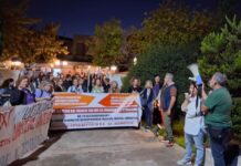 Γονείς, εκπαιδευτικοί και πολύς κόσμος στη διαμαρτυρία στο Μουσείο Μαραθωνίου Δρόμου