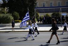 Η Ελλάδα που ντρέπεσαι: Μαθητής στο φάσμα του αυτισμού βγήκε σημαιοφόρος αλλά τον απέκλεισαν