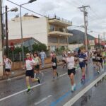 Πέρασαν τη Νέα Μάκρη οι πρώτοι αθλητές: Φωτογραφίες και βίντεο από τον Μαραθώνιο